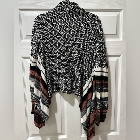 BKE by Buckle Women’s Sweater - Picture 2 of 2